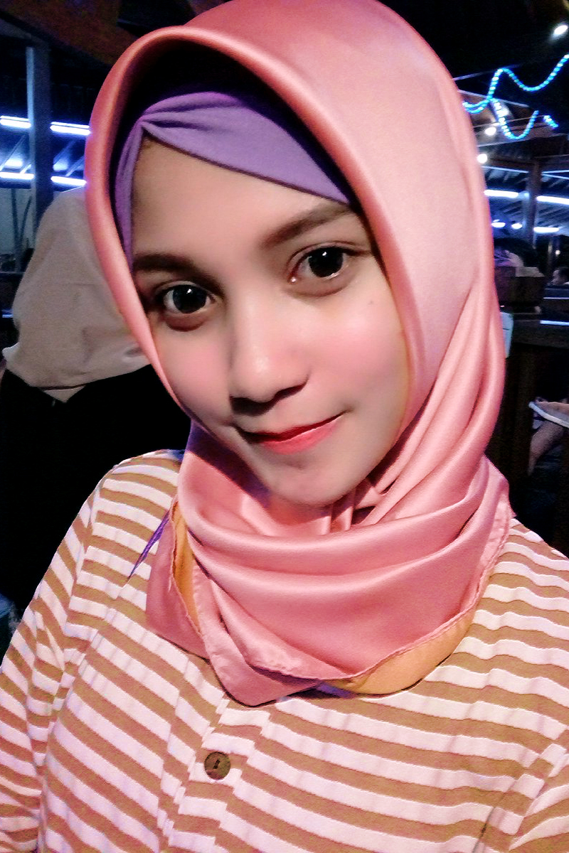 Hijab foto bugil Mature ladies with boys